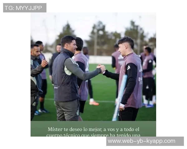 皇马举行圣诞公开训练姆巴佩与球迷亲密互动签名合影 皇马举行圣诞公开训练姆巴佩与球迷亲密互动签名合影