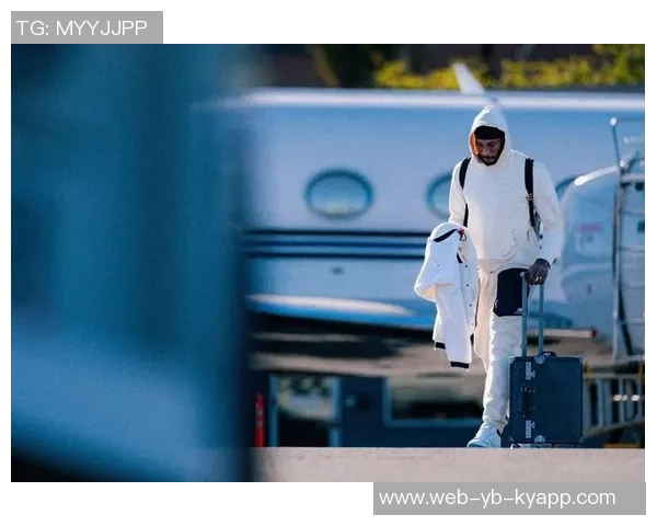 快船队启程前往休斯敦哈登与小卡登机照引发球迷热议